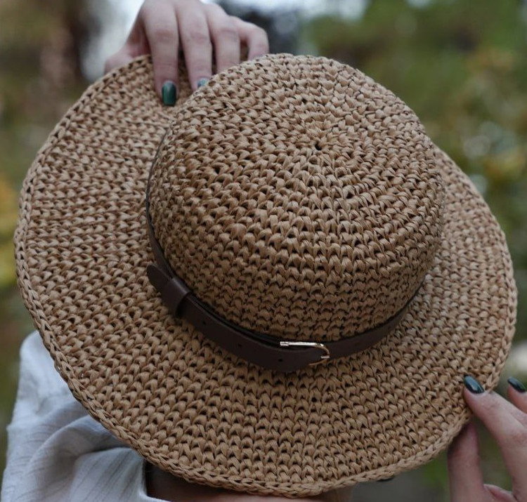 کلاه حصیری زنانه اورسایز مدل پاریس با بند قهوهای - بافت رافیا و لبه متوسط/بزرگ